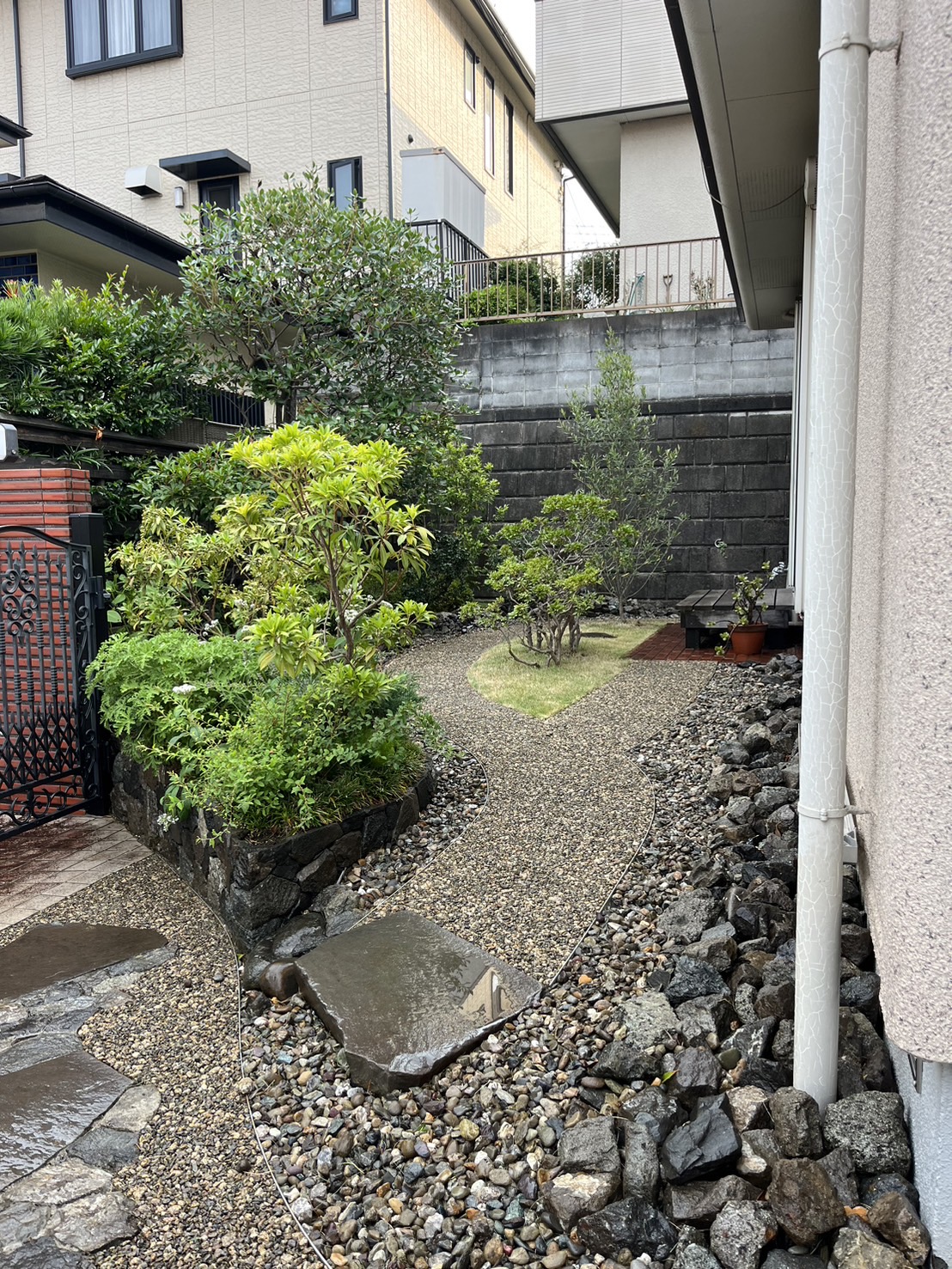 根府川石の延段アプローチと栗石の花壇と管理が楽な芝生のお庭｜神奈川