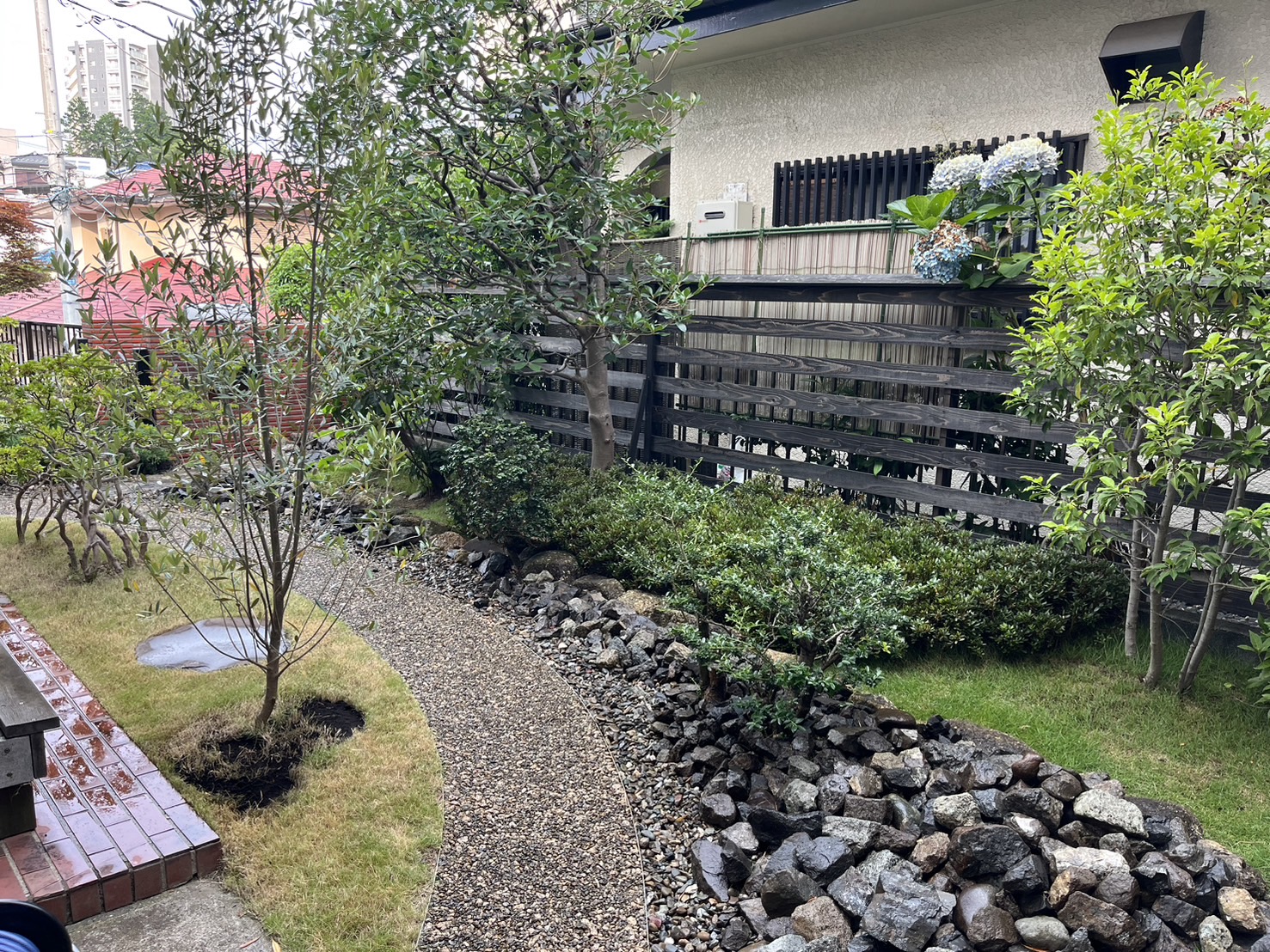 根府川石の延段アプローチと栗石の花壇と管理が楽な芝生のお庭｜神奈川