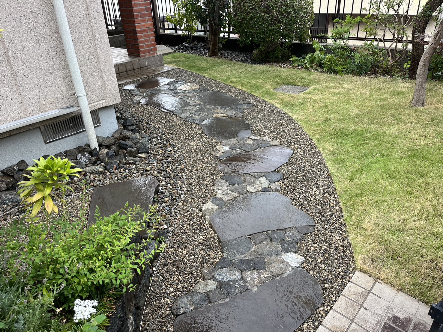 根府川石　飛石　3石セット　庭石　石 鑑賞石　庭　坪庭　ガーデニング 根府川石の延段アプローチと栗石の花壇と管理が楽な芝生のお庭｜神奈川